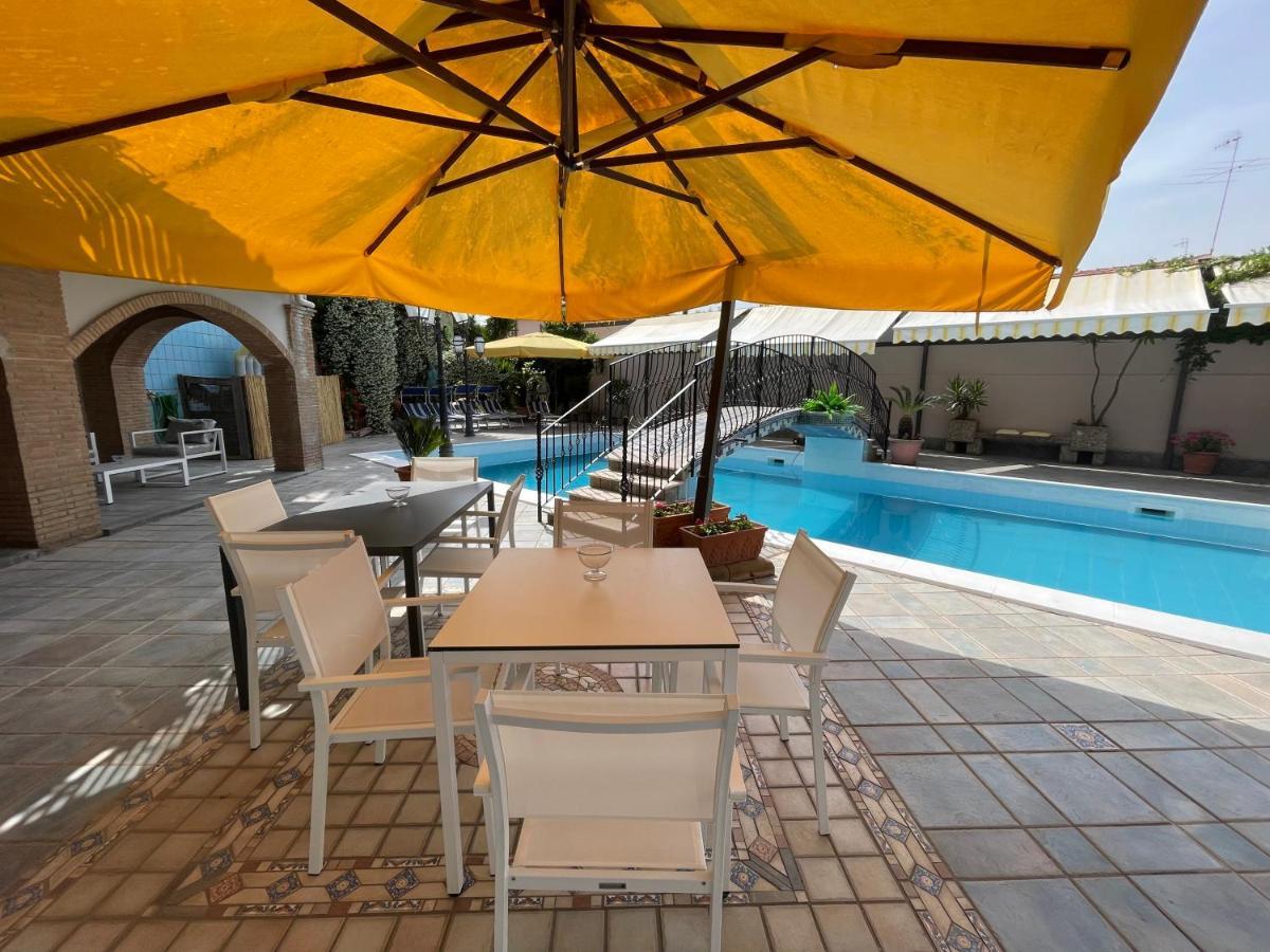 Hotel Cappuccetto Rosso Lusciano Luaran gambar